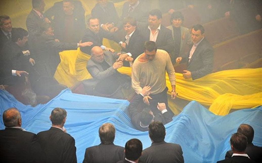 Активну участь у бійці між депутатами взяв міністр з питань надзвичайних ситуацій України Нестор Шуфрич. / © AFP