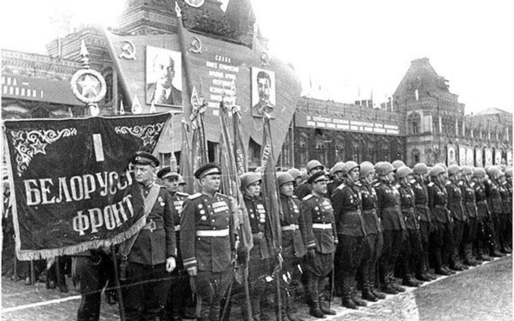 Зведений полк 1-го Білорусського фронту під час параду Перемоги, 1945 рік. / © 