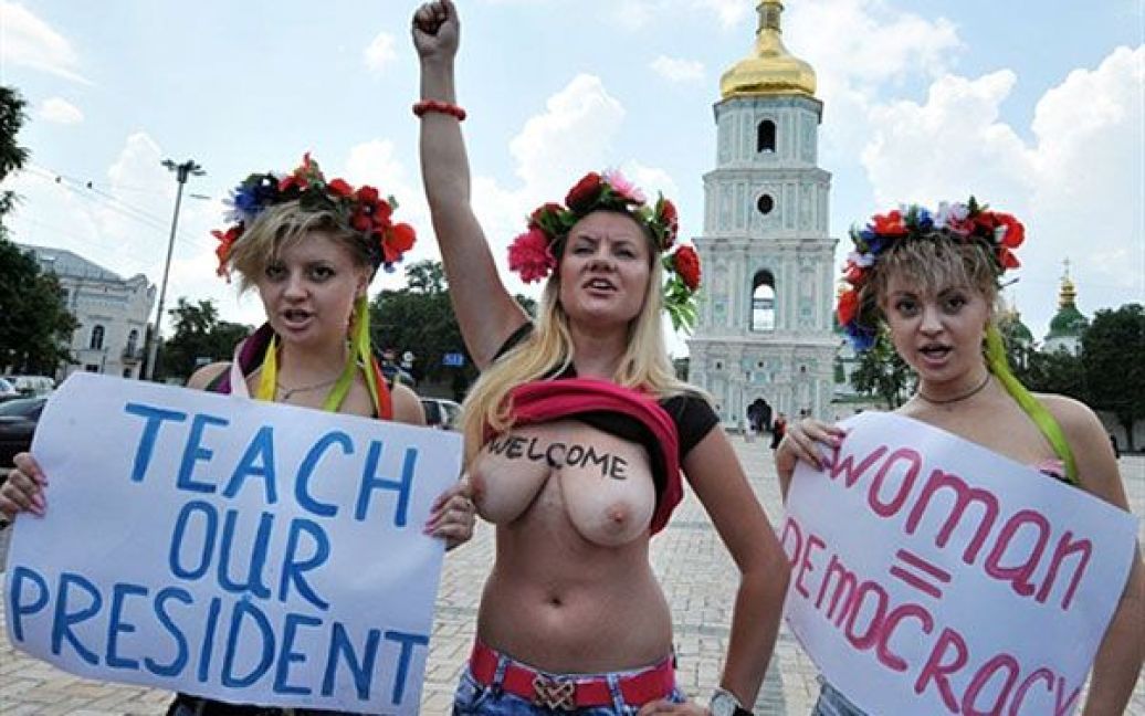 Активістки жіночого руху FEMEN звернулись до Гілларі Клінтон з проханням навчити український уряд гендерній рівності та демократії. / © AFP