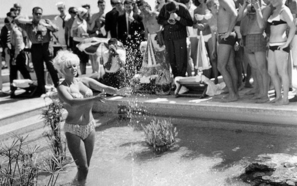 1964 рік. Американська актриса Джейн Менсфілд позує фотографам у басейні готелю Carlton, 12 травня 1964 року. / © AFP