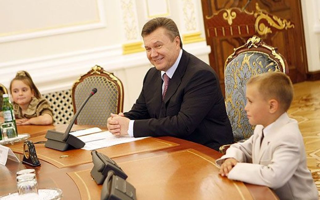 Вітаючи присутніх зі святом, Віктор Янукович зазначив: "Щоб ви були щасливими, багато чого буде залежати від вас самих." / © President.gov.ua
