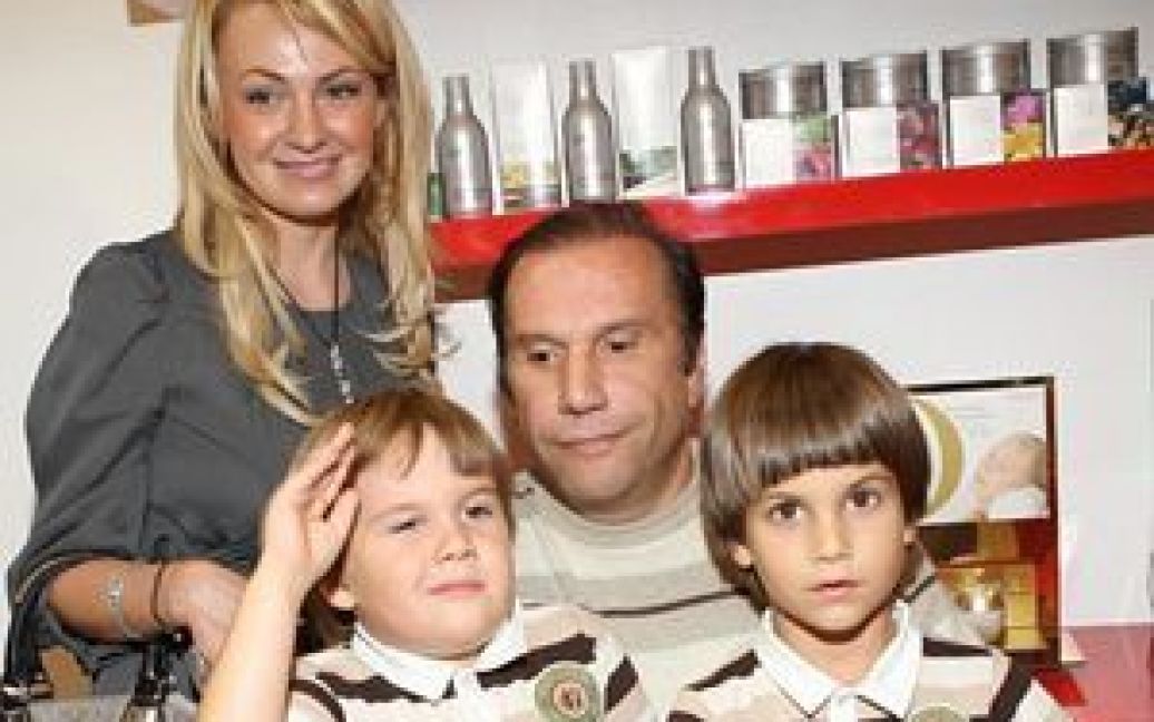 Яна із дітьми та колишнім чоловіком / © kp.ru