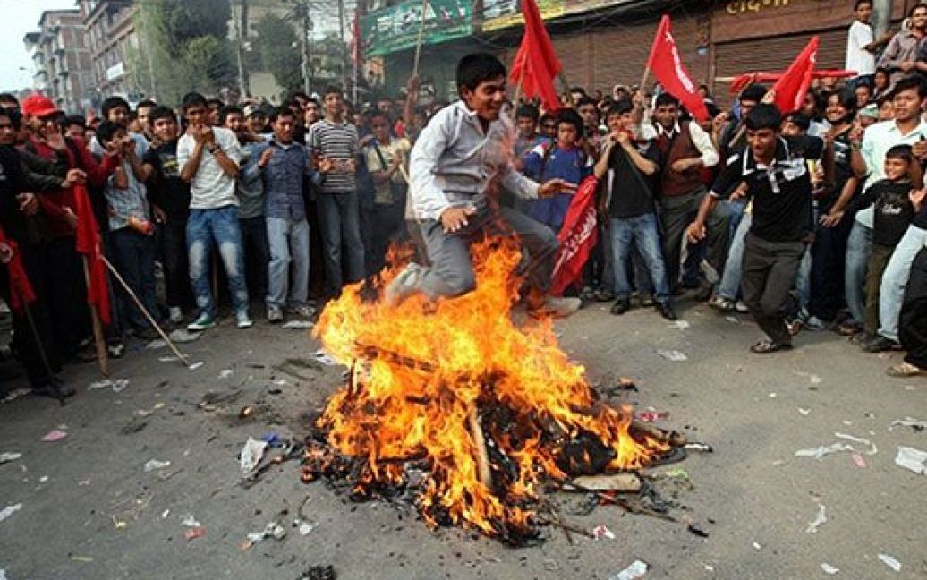 Непал. Прихильник Єдиної комуністичної партії Непалу (маоїстської) стрибає через багаття, в якому спалили опудало прем'єр-міністра Мадхава Кумара Непала. У Катманду вже четвертий день триває безстроковий страйк. Усі магазини, школи та офіси були зачинені, припинено роботу транспорту. Маоїстська партія, яка має найбільше число місць в уряді, вимагає, щоб правляча коаліція була замінена маоїстською національною адміністрацією. / © AFP