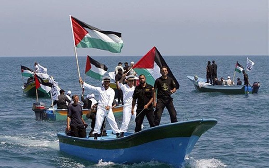 Морські поліцейські з руху "Хамас" з палестинськими прапорами патрулюють узбережжя у Газі. / © AFP