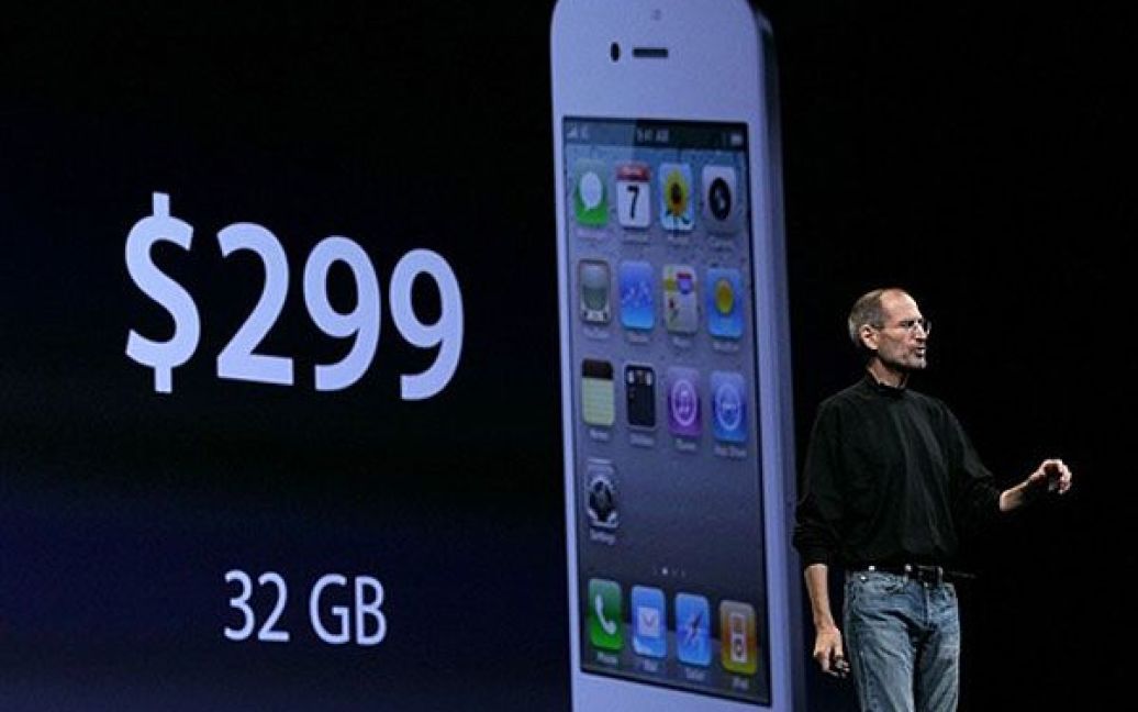 32-гігабайтна модель нового смартфона Apple iPhone 4 буде коштувати в США 299 доларів, а 16-гігабайтна версія пристрою &mdash; 199 доларів. / © AFP