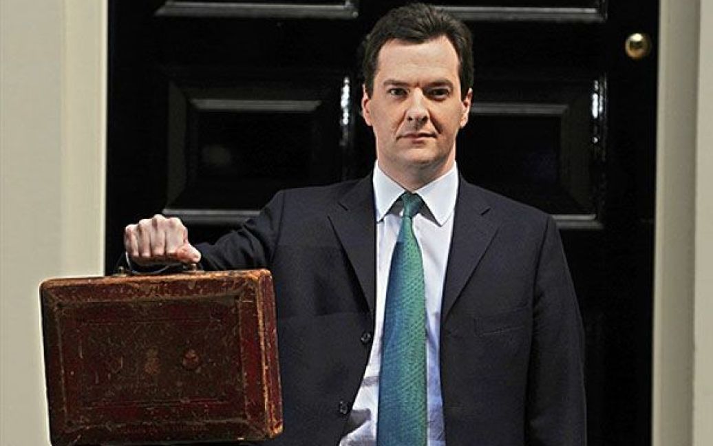 Великобританія, Лондон. Міністр фінансів Великобританії Джордж Осборн тримає "червону коробку Гладстона", доки він позує для фотографів перед будинком на Даунінг-стріт, 11, у Лондоні. Осборн пообіцяв збалансувати рахунки протягом п&#039;яти років. Під час зустрічі з прем&rsquo;єр-міністром Девідом Кемероном, Осборн мав оприлюднити бюджет надзвичайної економії. Осборн заявив: "Мій бюджет є жорстким, але це буде справедливо". / © AFP
