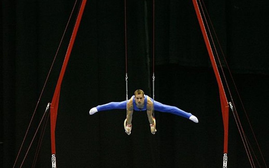 Флавіус Кочі з Румунії виконує вправу на кільцях на Чемпіонаті Європи зі спортивної гімнастики у Бірмінгемі. / © AFP