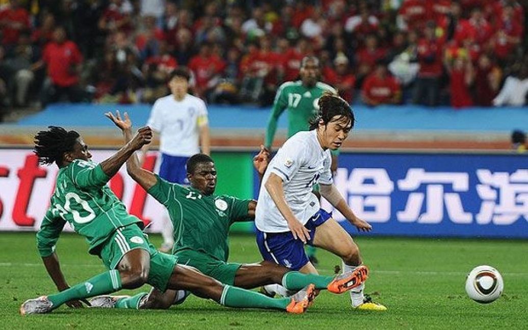 Етуху і Йобо у шпагаті намагаються наздогнати Парк Чу Йона. Парк Чу Йон забив гол у ворота Нігерії на 49-й хвилині. / © Getty Images/Fotobank