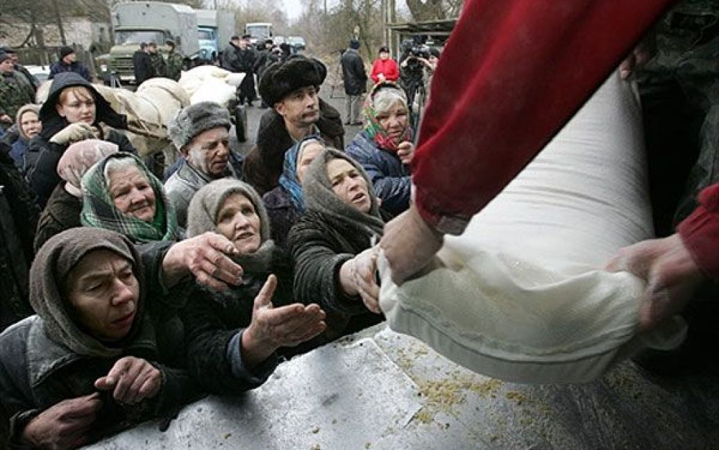Україна, село Ільїнці, 30-км зона. Мешканці отримують допомогу від МНС України. / © AFP