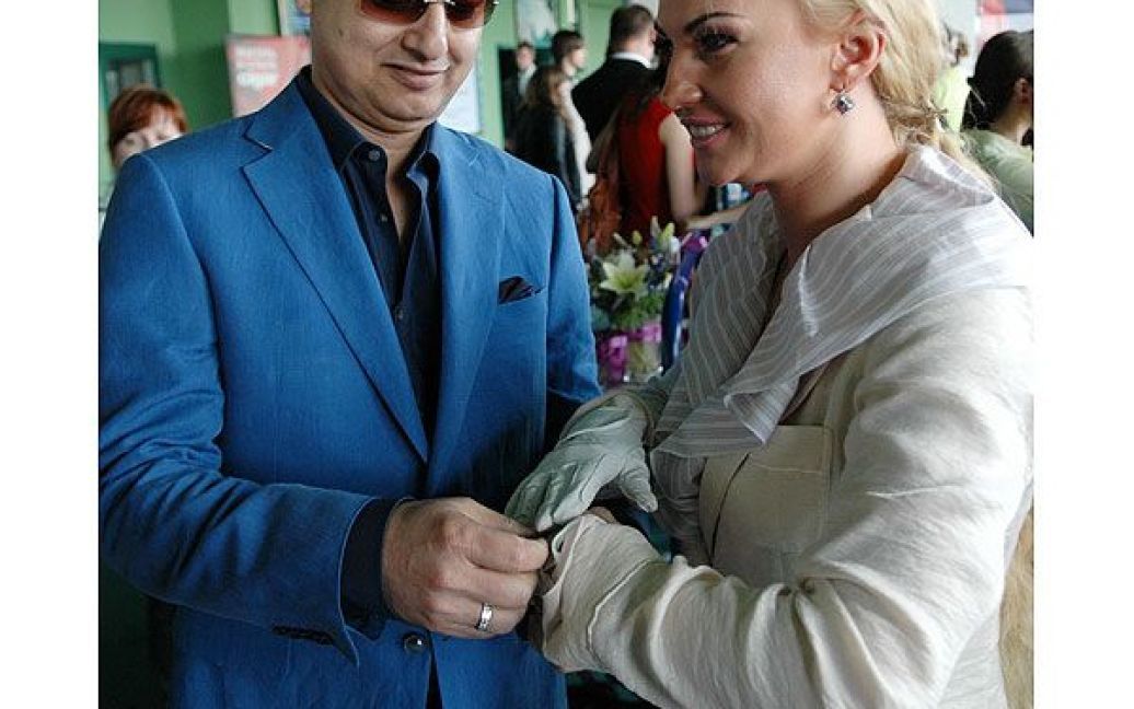 Чоловік Камалії, мільйонер Захур Мохаммад допоміг дружині одягти перчатки / © Євген Бурляй/ТСН.ua