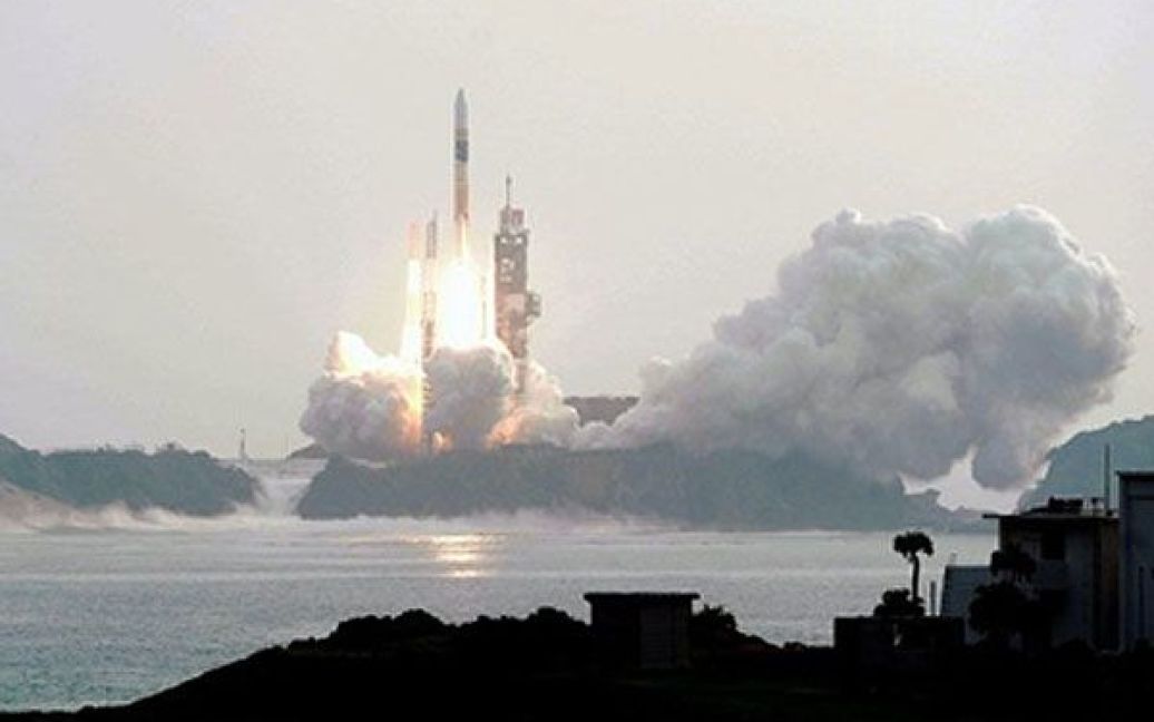 Японія, Такеносіма. Космічний корабель "Акацукі", який має дістатися Венери до грудня 2010, стартував з космодрому Такеносіма на півдні країни за допомогою ракети Н2А. "Акацукі" ("світанок") проведе дослідження клімату на Венері, її температури і сили вітру. Для вивчення планети "Акацукі" оснащений п&#039;ятьма камерами, що сприймають як ультрафіолетове, так і інфрачервоне випромінювання. / © AFP