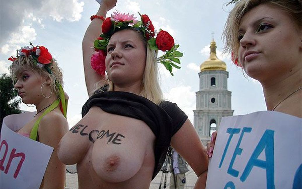 Активістки жіночого руху FEMEN звернулись до Гілларі Клінтон з проханням навчити український уряд гендерній рівності та демократії. / © Жіночий рух FEMEN