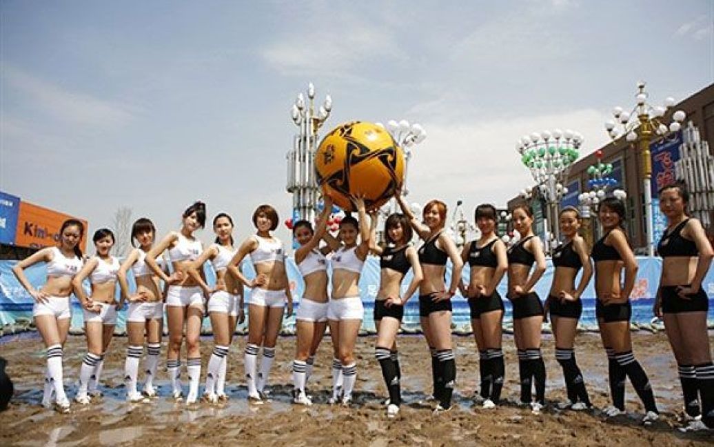 У китайському місті Чанчунь відбувся футбольний матч у багнюці між двома жіночими командами. / © AFP