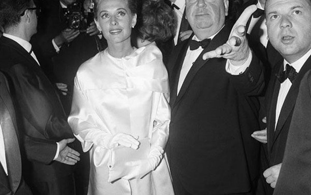 1963 рік. Альфред Хічкок супроводжує актрису Тіппі Хедрен, зірку фільму "Птахи". / © Getty Images/Fotobank
