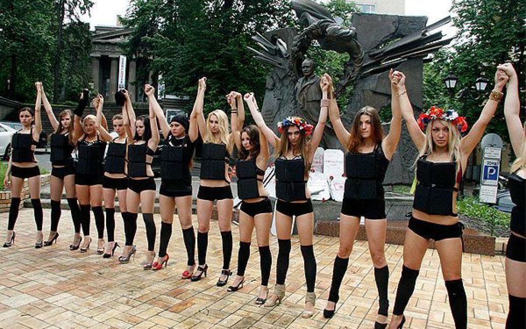 Після покладання квітів активістки FEMEN почали скандувати "Свободу &ndash; пресі!" / © Жіночий рух FEMEN