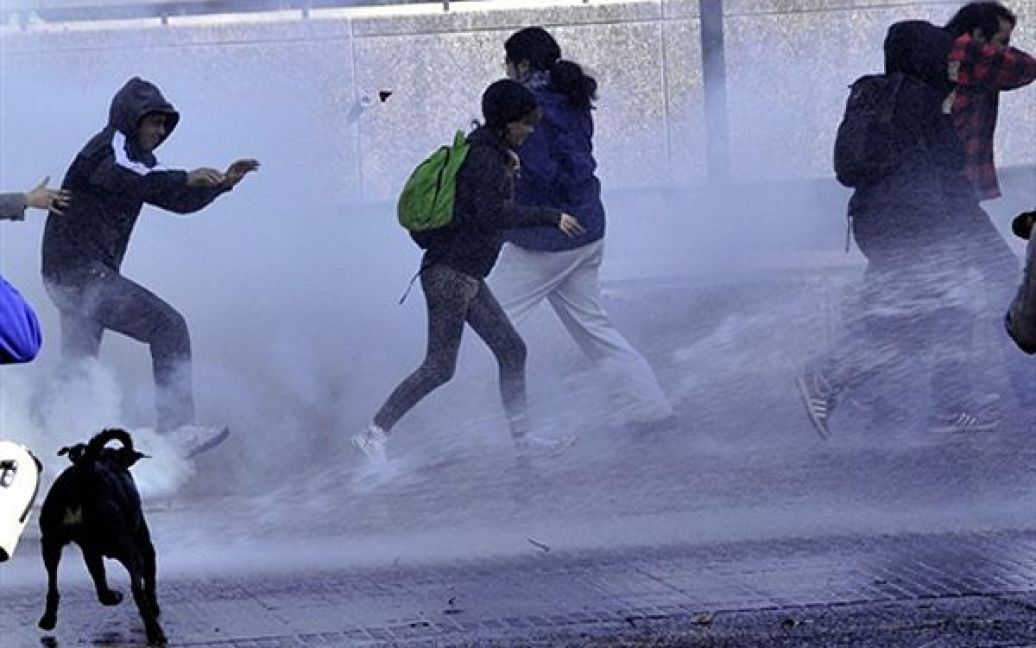 Поліція розігнала студентський мітинг проти підвищення цін на проїзд у громадському транспорті у Сантьяго-де-Чилі. / © AFP