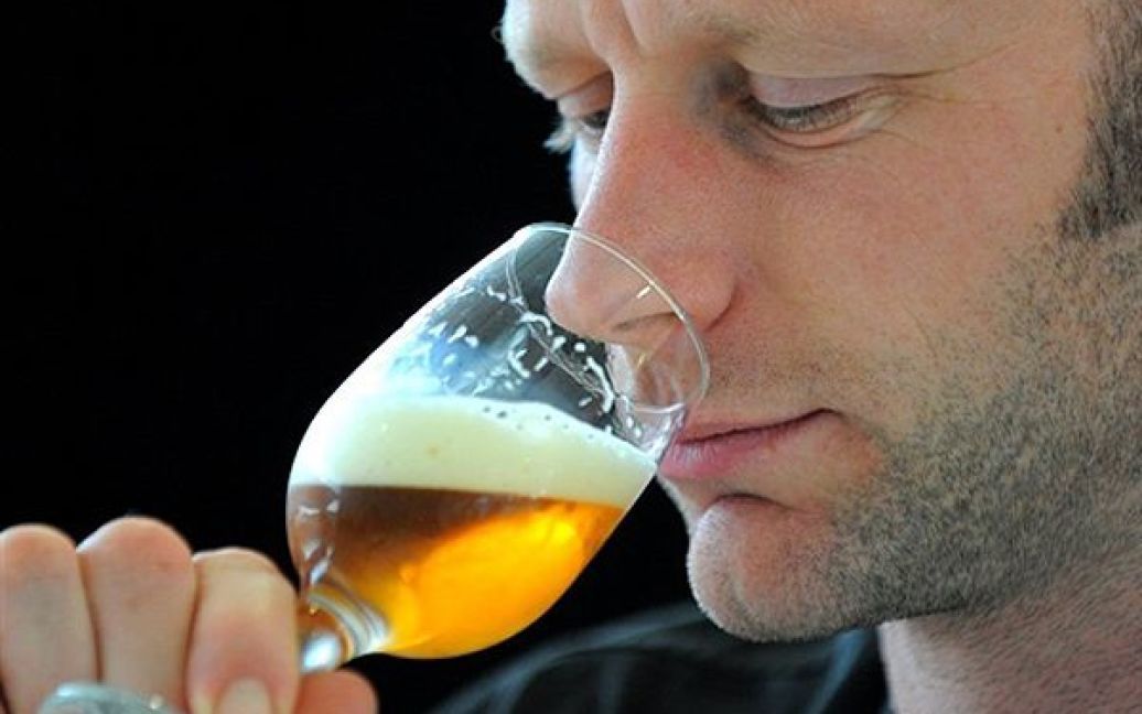 Суддя Оуен Джонстон куштує черговий сорт пива на Міжнародному фестивалі пива у Мельбурні. У цьогорічному фестивалі були представлені як традиційні сорти пива, так і елі та навіть продукт ірландської броварні BrewDogs "Тактичний ядерний пінгвін", який вважається найміцнішим в світі пивом та містить 32% етилового спирту. / © AFP