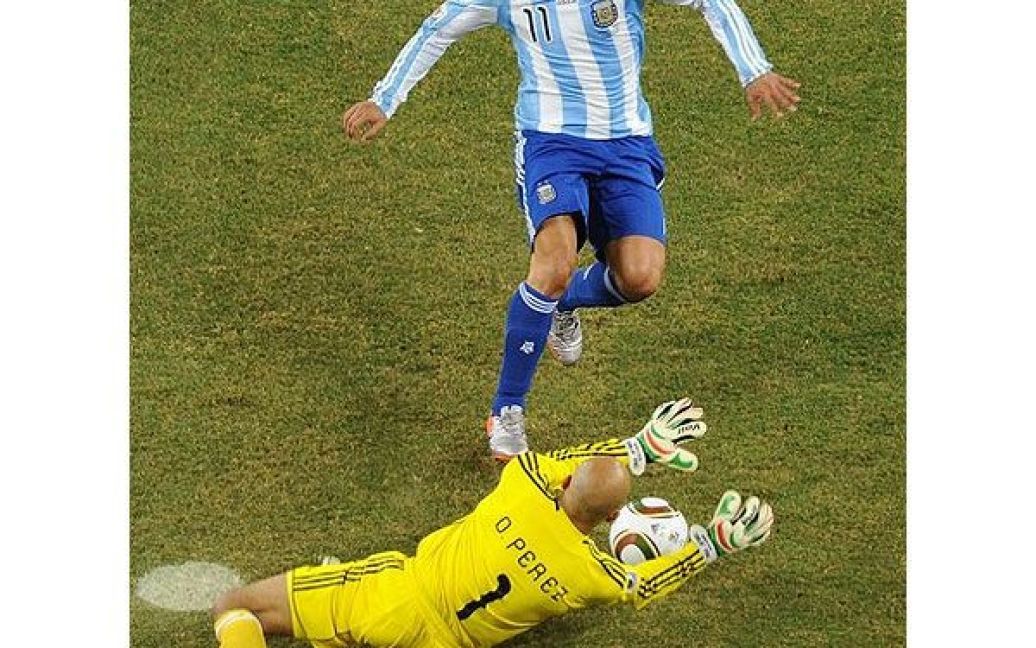 На 26-й хвилині відзначився Карлос Тевес, який забив перший гол у ворота Мексики. / © AFP