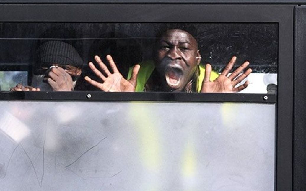 Франція, Париж. Нелегальний іммігрант кричить з вікна автобуса на поліцейських, які провели акцію затримання нелегалів перед будівлею опери "Бастилія" у Парижі. Французька поліція затримала 160 людей, які з 27 травня проводили на площі акцію протесту, закликаючи встановити більш чіткі критерії для легалізації їхнього статусу. / © AFP