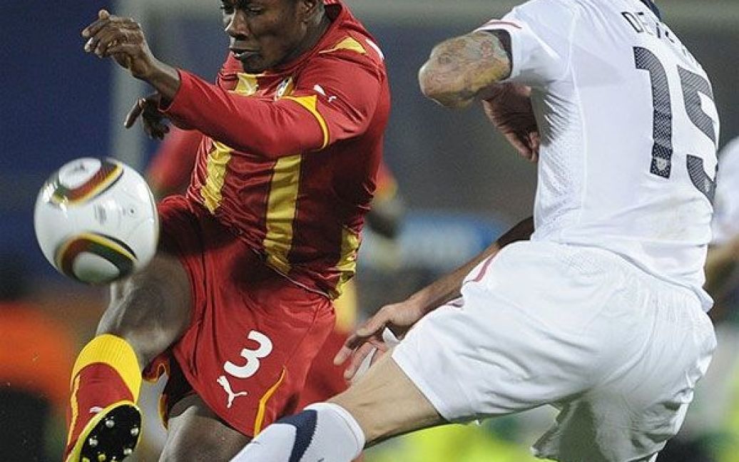 Асамоа Гьян проти захисника збірної США ДеМеріта / © AFP