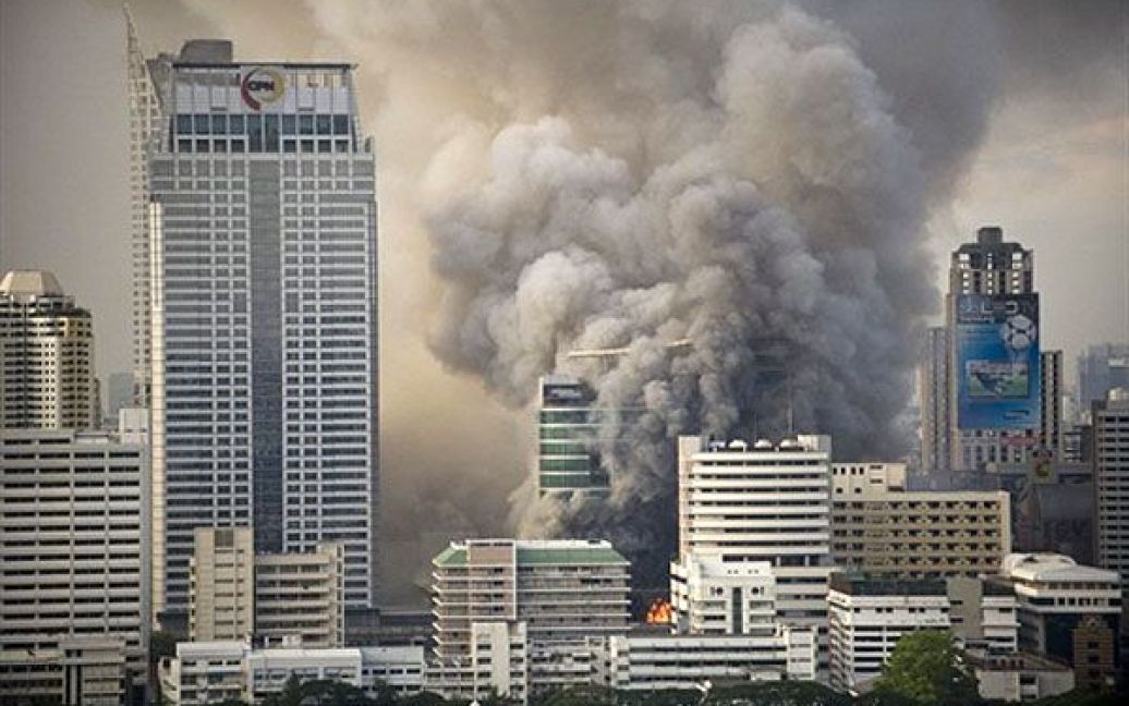 Таїланд, Бангкок. У столиці Таїланду опозиціонери підпалили будівлю телецентру. З палаючої будівлі рятувальники встигли евакуювати 100 людей. Пожежні повідомили про те, що палії вже встигли атакувати більше 20 об&#039;єктів у столиці Таїланду, в тому числі банки і великі торговельні центри. / © AFP