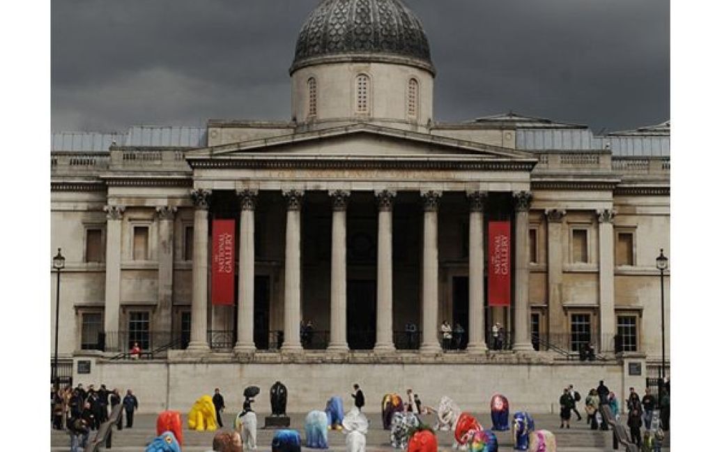 Урочисте відкриття "Параду слонів" на сходах Національної галереї у Лондоні. До кінця червня на вулицях Лондона будуть виставляться 260 скульптур слоненят у повний розмір, розписані відомим художниками та дизайнерами. / © AFP