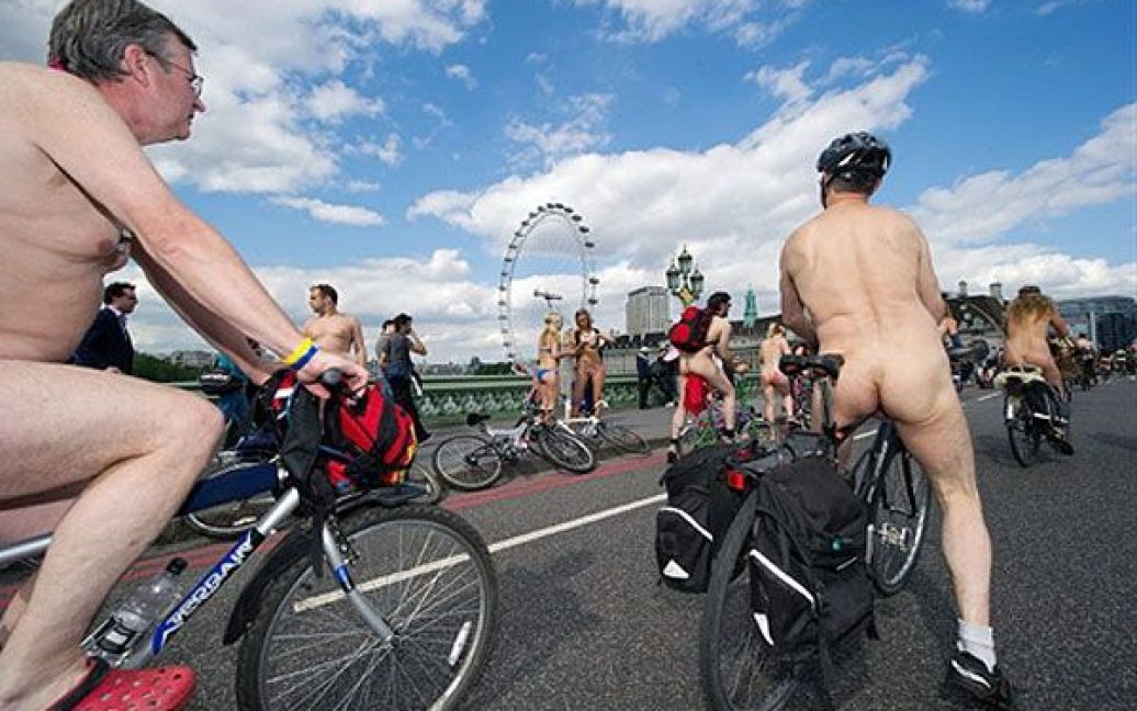 Голі велопробіги також мають привернути увагу до проблеми вразливості велосипедистів на дорогах / © AFP