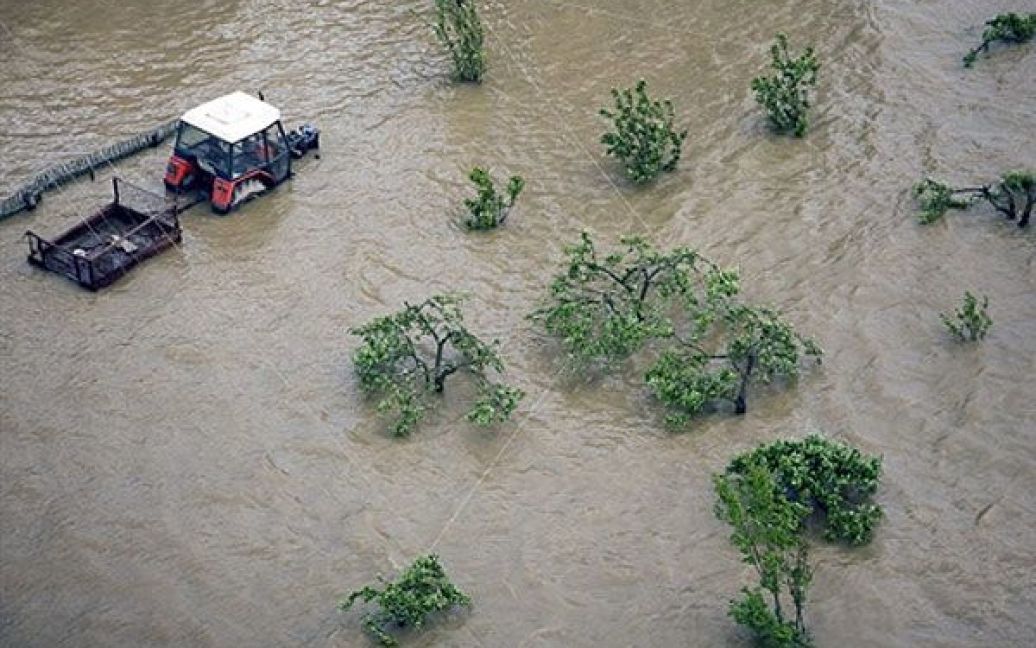 Польська поліція і рятувальні служби проводять масову евакуацію населення в затоплених районах. Для вивозу людей із зони лиха влада використовує гелікоптери та човни. / © AFP