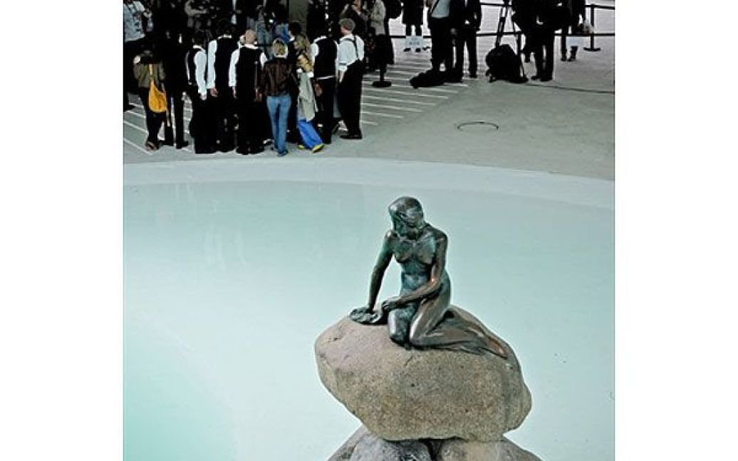 Данія спеціально привезла до свого павільйону на "Expo 2010" символ країни - скульптуру Русалки. / © AFP