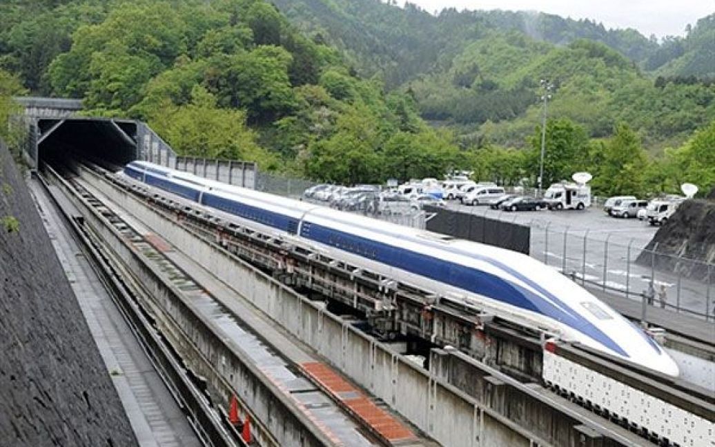 Японія. На експериментальному треку відбулось випробування супер-швидкісного потягу "Maglev". Міністр транспорту США Рей Лахуд взяв участь у тестовій поїздці "магнітною залізницею", Японія планує заключити зі США договір на поставку надшвидкісних потягів "Сінкансен". / © AFP