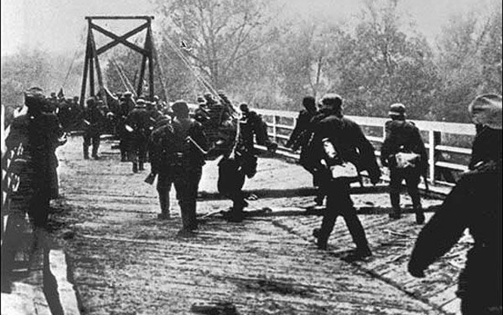 Війська фашистської Німеччини переходять річку на кордоні з СРСР, 22 червня 1941 р. / © 