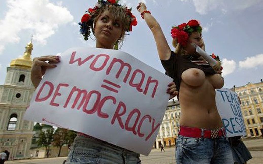 Активістки жіночого руху FEMEN звернулись до Гілларі Клінтон з проханням навчити український уряд гендерній рівності та демократії. / © УНІАН