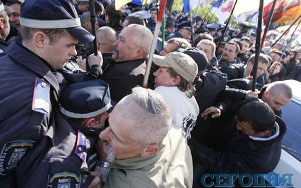 Міліція затримує мітингувальників, які подекуди проривають її кордони. / © Сегодня