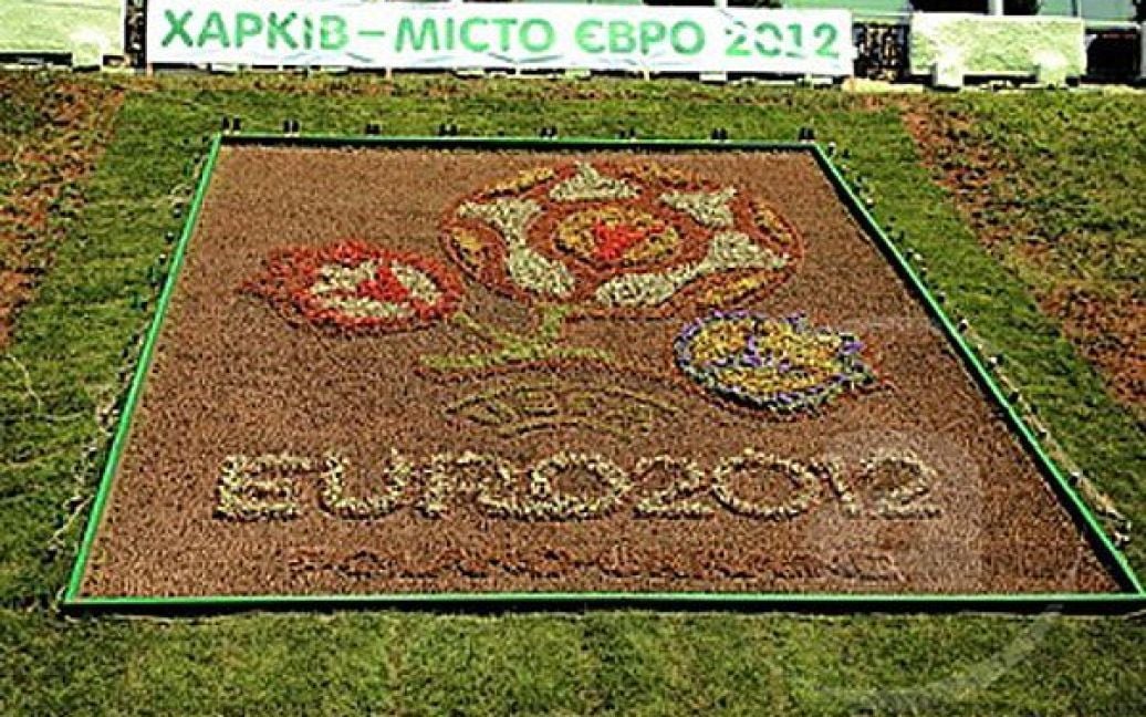 Квіткову клумбу із логотипом УЄФА Євро-2012 у Харкові влаштували на Пролетарській площі у центрі міста. / © mediaport.info