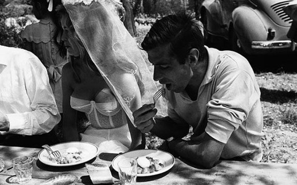 1956 рік. Бріжит Бардо і її чоловік Роже Вадім обідають на Каннському кінофестивалі. / © Getty Images/Fotobank