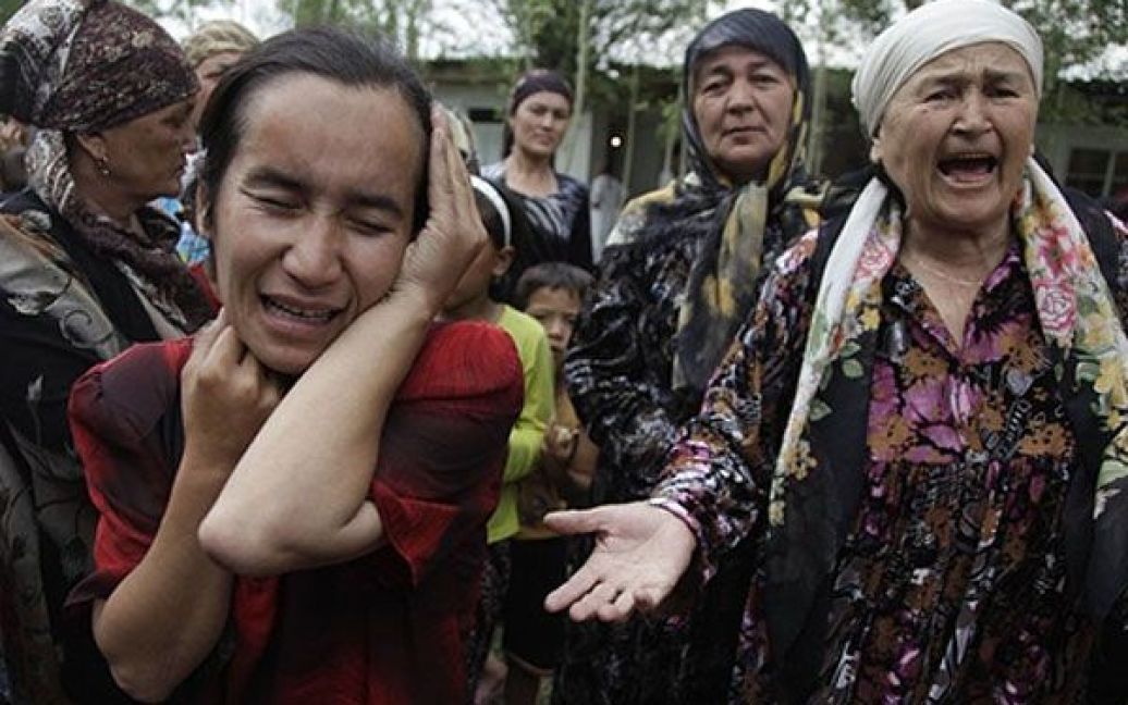 Кількість загиблих в результаті міжетнічних сутичок на півдні Киргизії досягла майже 2 тисяч людей. / © AFP