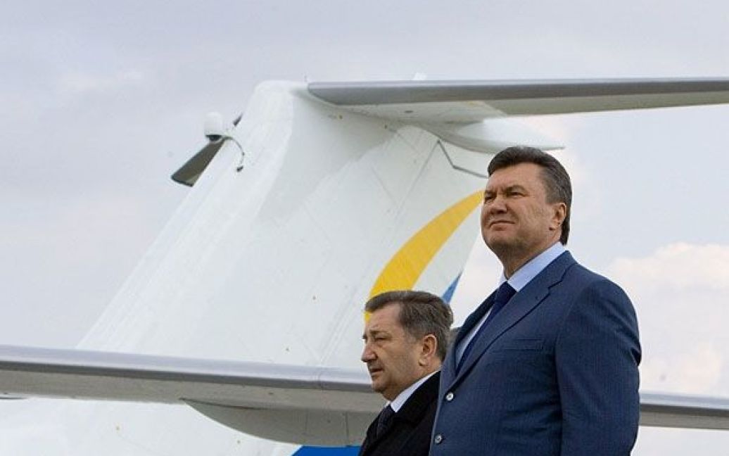Присутні на церемонії спостерігали за зльотом обох літаків. / © President.gov.ua