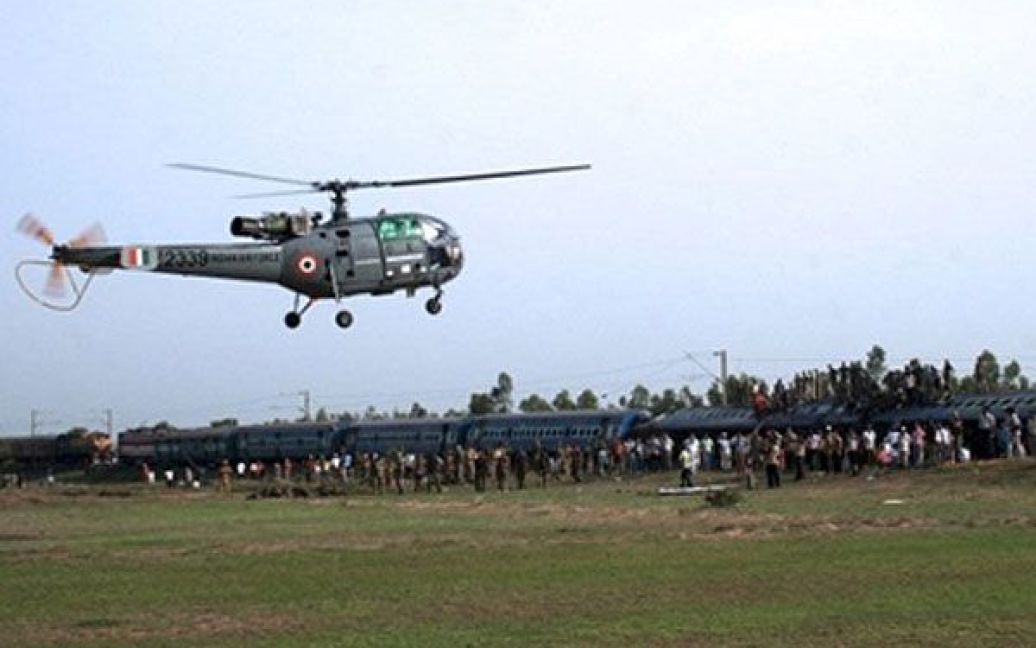 На даний час на місці аварії працюють 22 бригади медиків, в евакуації поранених задіяно 6 вертольотів Мі-17. / © AFP