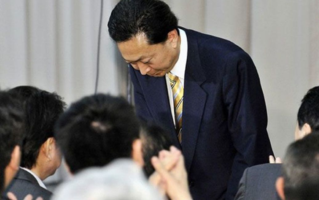 Японія, Токіо. Японський прем&#039;єр-міністр і лідер правлячої Демократичної партії Японії Юкіо Хатояма схиляє голову перед законодавцями у національному парламенті у Токіо. 2 червня 2010 року Юкіо Хатояма оголосив про свою відставку. Він прийняв таке рішення через низький рейтинг його кабінету та після виходу Соціал-демократичної партії із правлячої коаліції. / © AFP