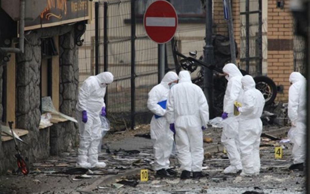 Експерти оглядаються місце вибуху автомобіля поблизу поліцейської дільниці у Армі, Північна Ірландія. Прем’єр-міністр Північної Ірландії назвав цей вибух "атакою боягузів". / © AFP
