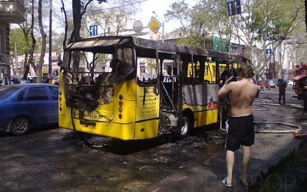 5 травня в центрі Одеси під час руху загорілося маршрутне таксі "Богдан" з пасажирами. / © revisor.od.ua