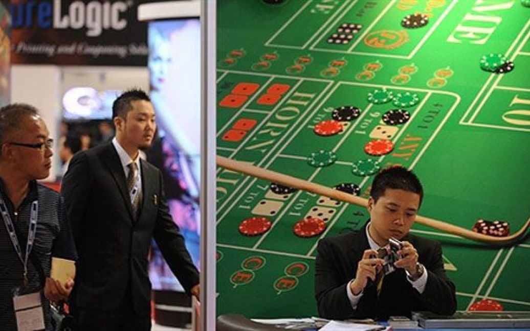 На міжнародній виставці "Global Gaming Expo", яка відбулась у Макау (Китай), зібрались найкращі спеціалісти з азартних ігор і грального бізнесу з усієї Азії. / © AFP