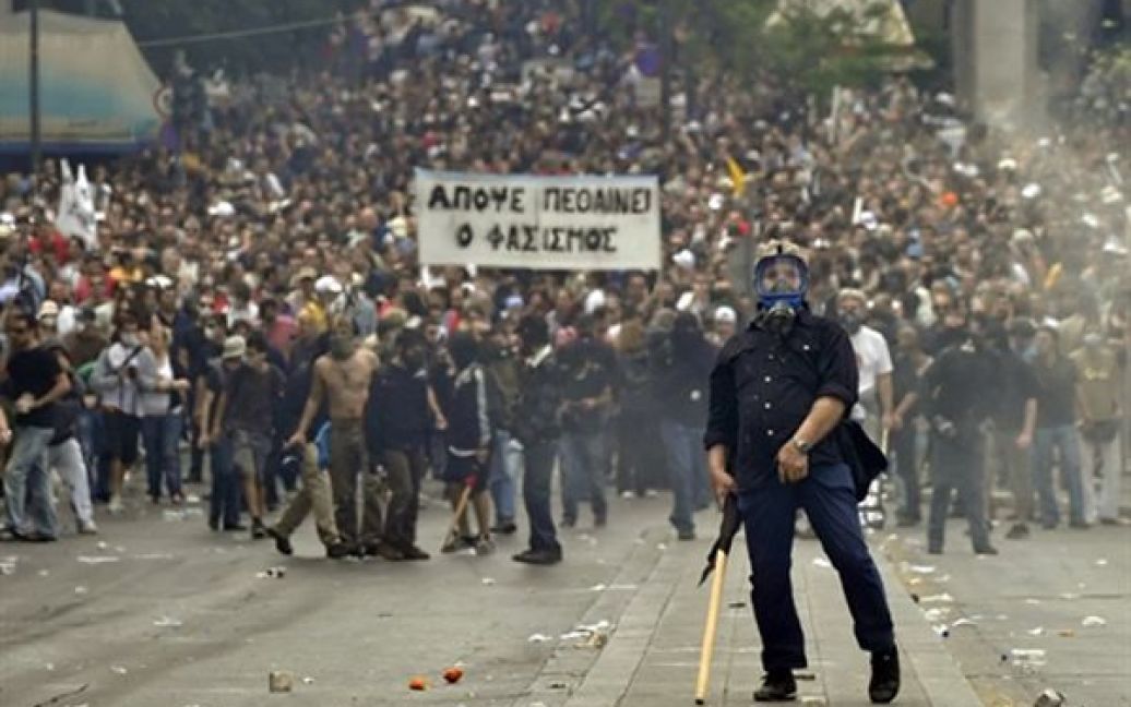5.05. Розлючений натовп на мітингу у Афінах. Цього тижня у Греції було оголошено національний страйк через обурення новими скороченнями зарплат, яке необхідно для виходу з боргової кризи. Кілька демонстрантів вчинили вибух у одному з банків Афін. В наслідного загинули щонайменше 3 людей. / © AFP