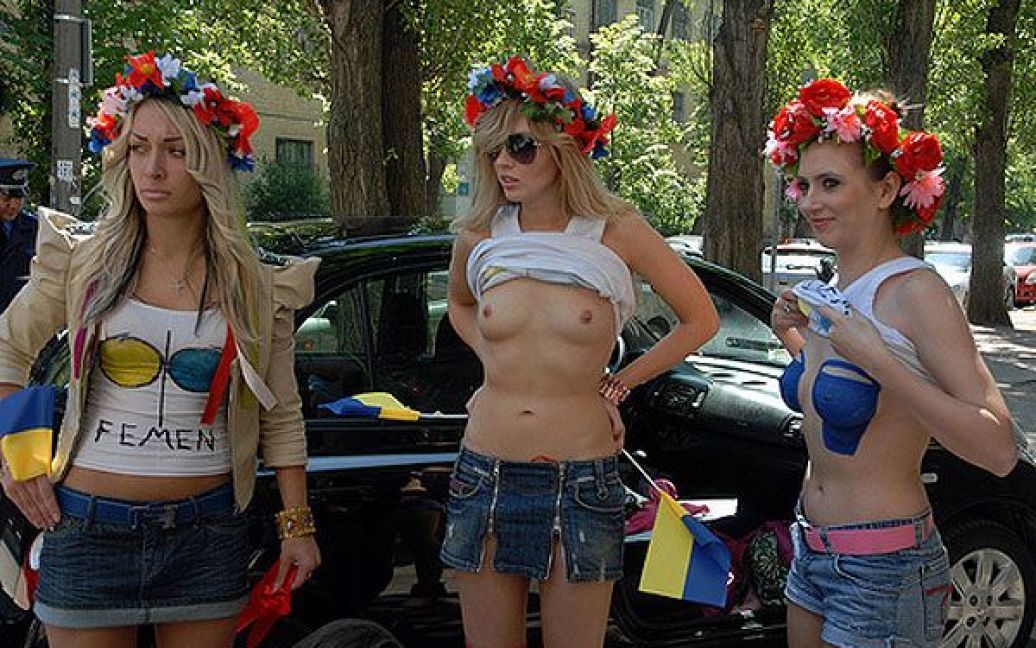 Метою акції було підтримати російську "спільноту синіх відерець", яка бореться з несанкціонованим використанням російськими чиновниками "блимавок" на дорогах. / © Жіночий рух FEMEN