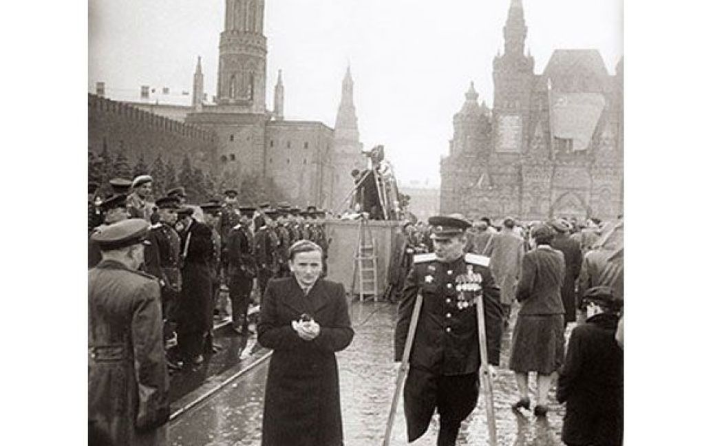 Герой Радянського Союзу генерал-майор Гладков з дружиною після Параду Перемоги у 1945 році. / © 