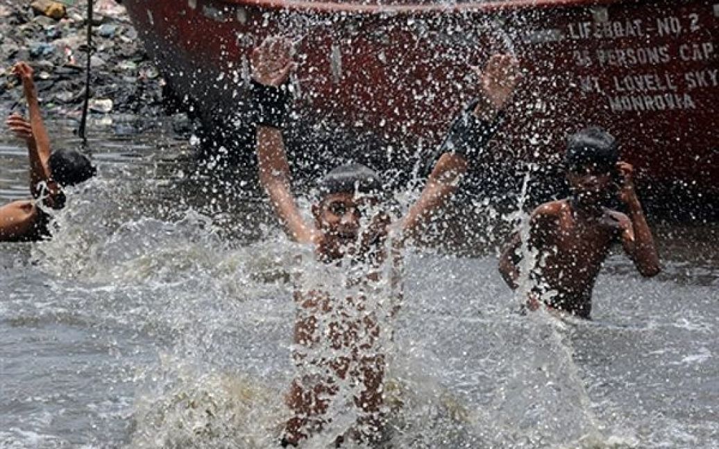 Діти купаються у бухті у Карачі. Метеорологічне бюро Пакистану прогнозує, що спека буде триматися ще кілька тижнів. / © AFP