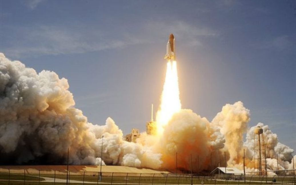 14.05. Останній запуск космічного шаттлу "Атлантіс" на мисі Канаверал, Флорида. Більше 40 тисяч людей подивилися останній запуск шаттлу у прямому ефірі. / © AFP