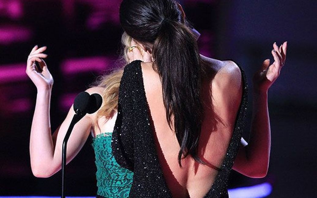 Сандра Буллок показала на врученні премії MTV хто є "королевою поцілунків". Вона прямо на сцені поцілувала Скарлетт Йоханссон. / © Getty Images/Fotobank