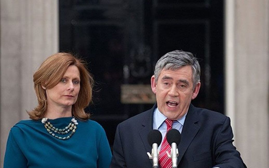 Гордон Браун з дружиною Сарою перед резиденцією прем&rsquo;єр-міністра Великобританії ан Даунінг-стріт, 10. / © AFP