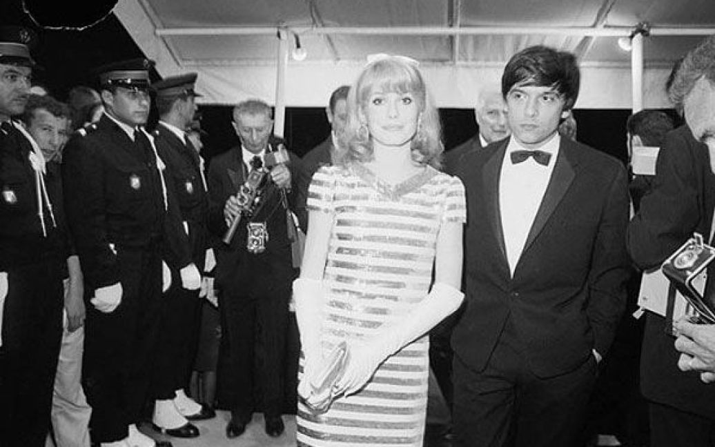 1966 рік. Французька актриса Катрін Деньов і її чоловік Девід Бейлі на відкритті 20-го Каннського кінофестивалю / © Getty Images/Fotobank